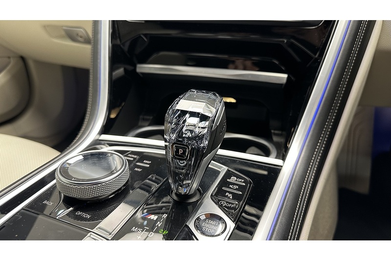 BMW 8 Series M850i V8 - U1955