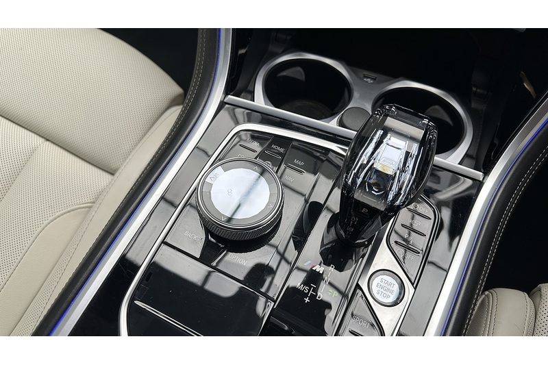 BMW 8 Series M850i V8 - U1955