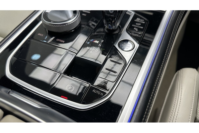 BMW 8 Series M850i V8 - U1955
