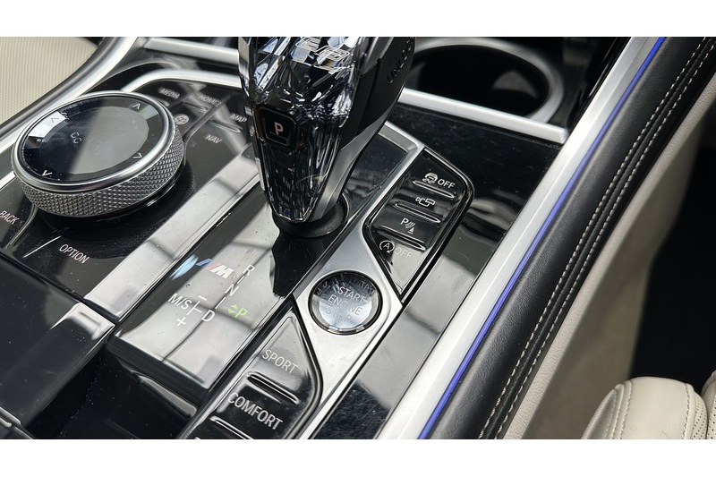 BMW 8 Series M850i V8 - U1955