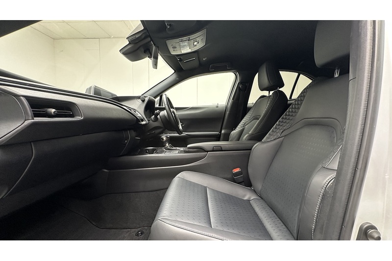 Lexus UX 250h Premium Sport Edition - U2180