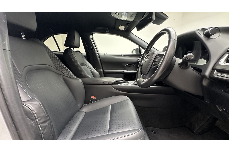 Lexus UX 250h Premium Sport Edition - U2180