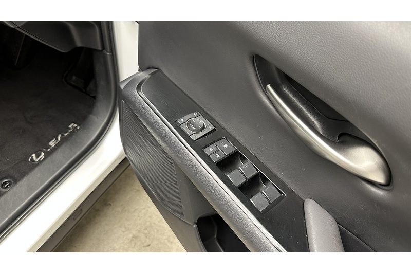 Lexus UX 250h Premium Sport Edition - U2180