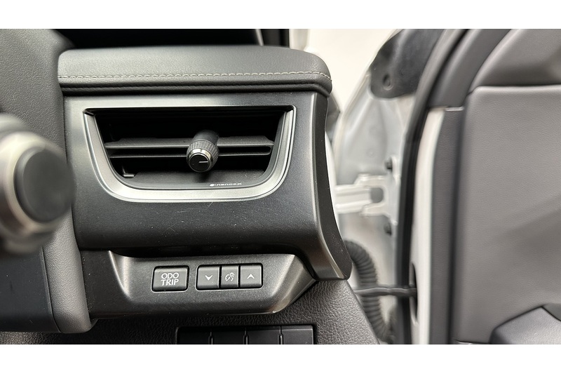 Lexus UX 250h Premium Sport Edition - U2180