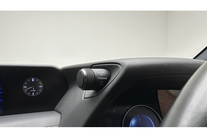 Lexus UX 250h Premium Sport Edition - U2180