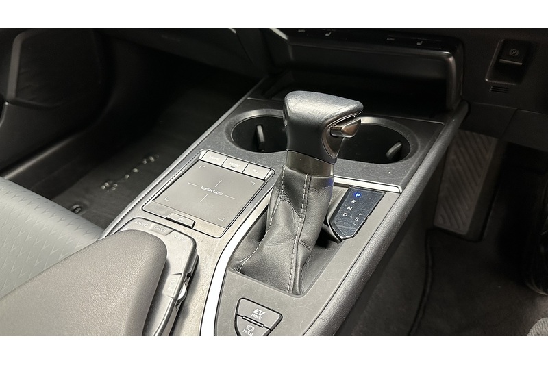 Lexus UX 250h Premium Sport Edition - U2180