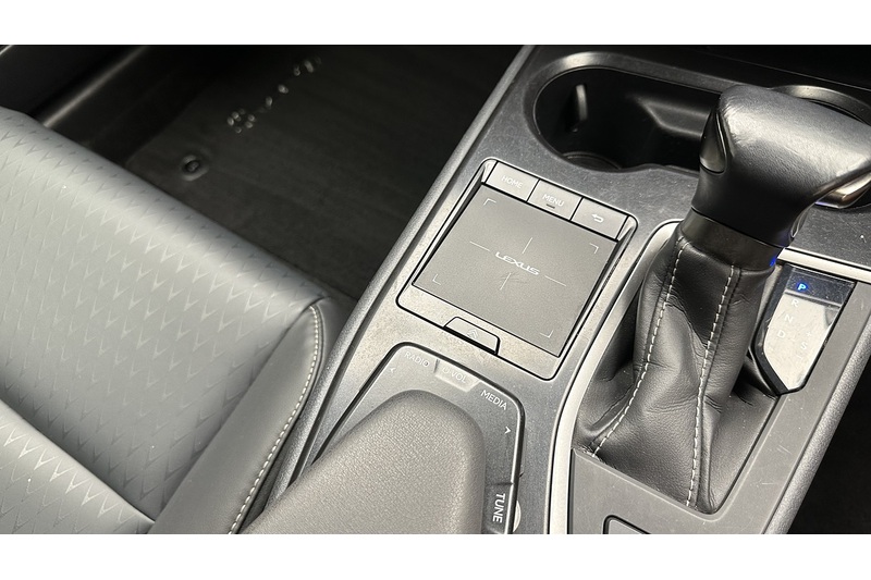 Lexus UX 250h Premium Sport Edition - U2180