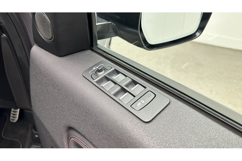 Land Rover Discovery Sport P300e R-Dynamic SE - U2230