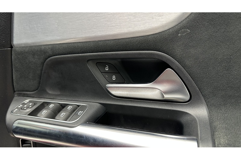 Mercedes-Benz EQA EQA 350 AMG Line - U2399