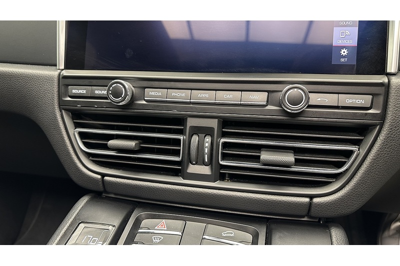 Porsche Macan T - U243