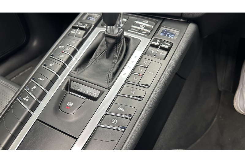 Porsche Macan T - U243