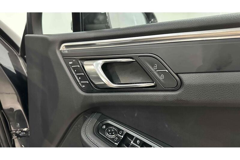 Porsche Macan T - U243