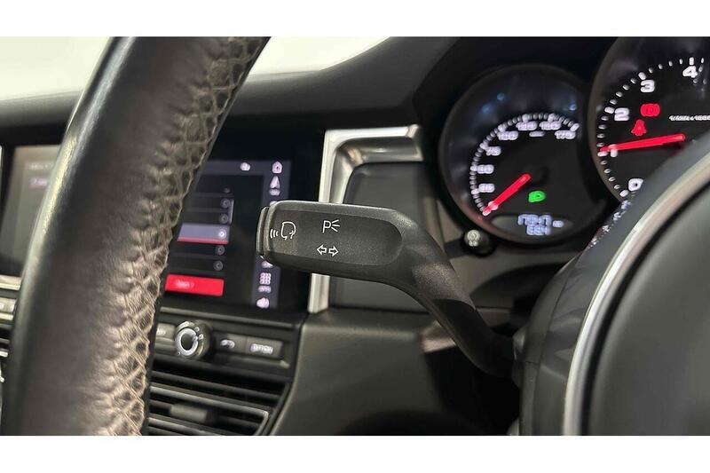 Porsche Macan T - U243