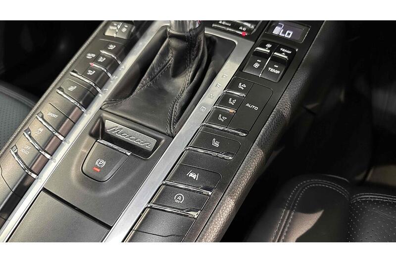 Porsche Macan T - U243