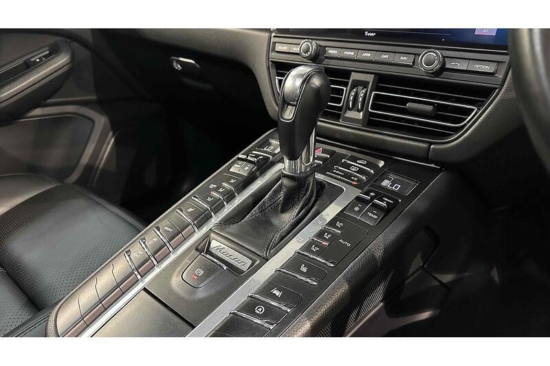 Porsche Macan T - U243