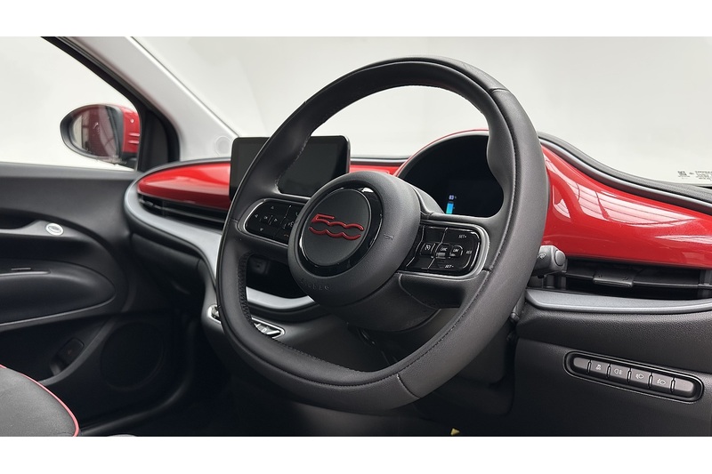 Fiat 500e RED - U2575