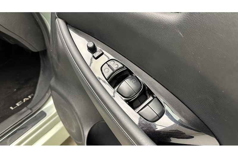 Nissan Leaf N-Connecta - U2748