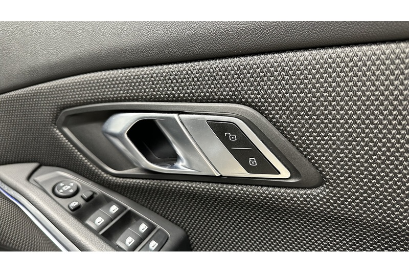 BMW 3 Series 320d MHT SE Pro - U2932