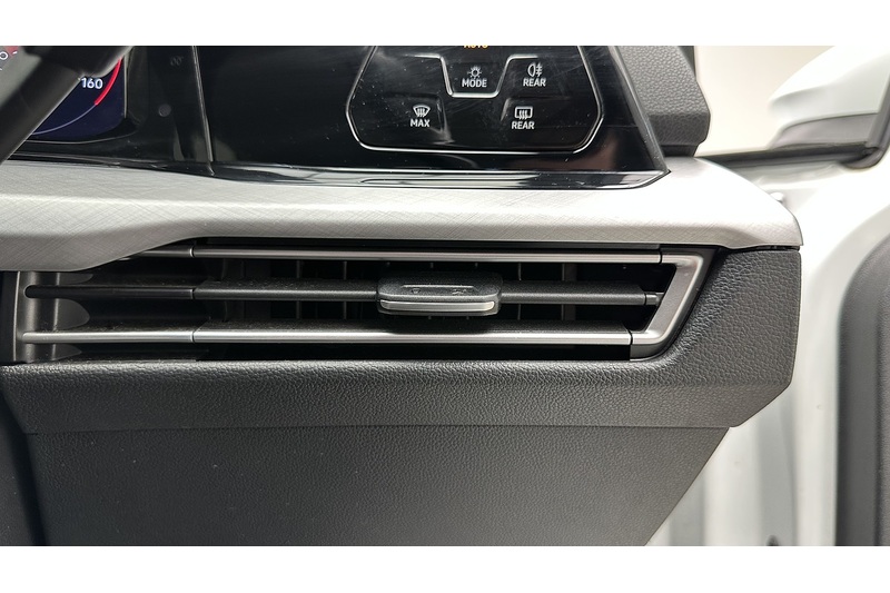 Volkswagen Golf TSI Life - U2955