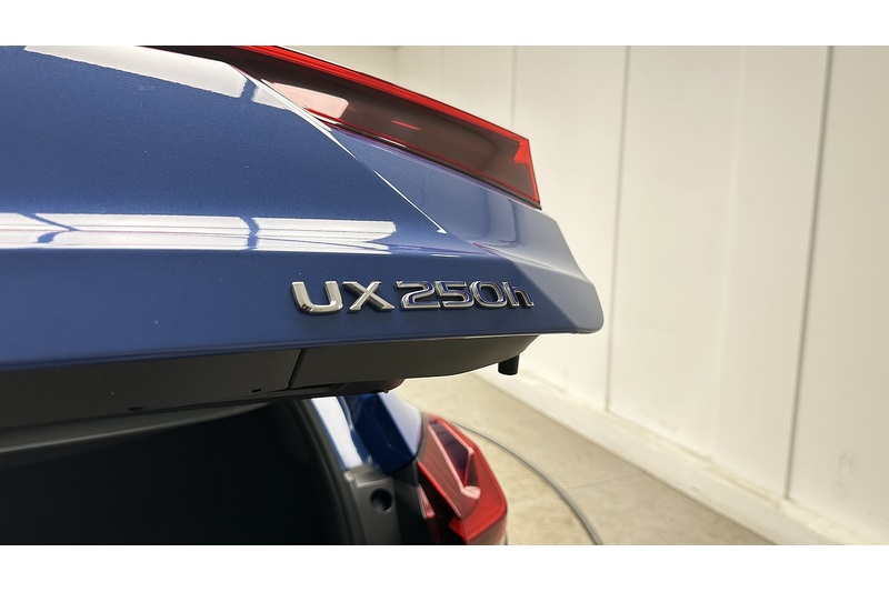 Lexus UX 250h Takumi - U2959