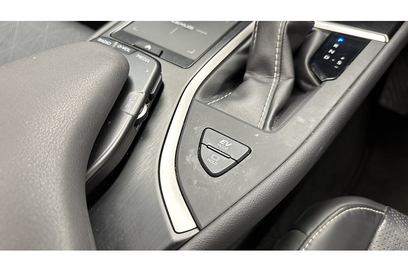 Lexus UX 250h Takumi - U2959
