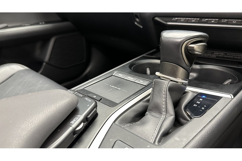 Lexus UX 250h Takumi - U2959