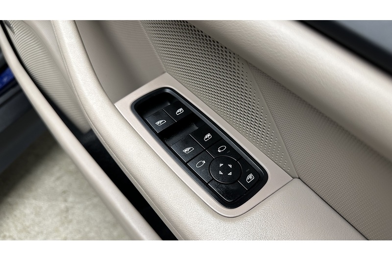 Porsche Taycan Performance Plus - U2980