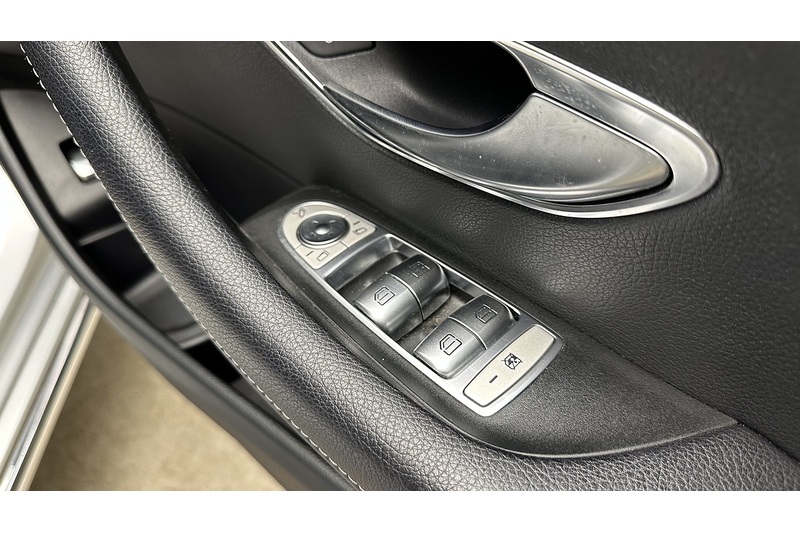 Mercedes-Benz E Class E220d SE - U3016