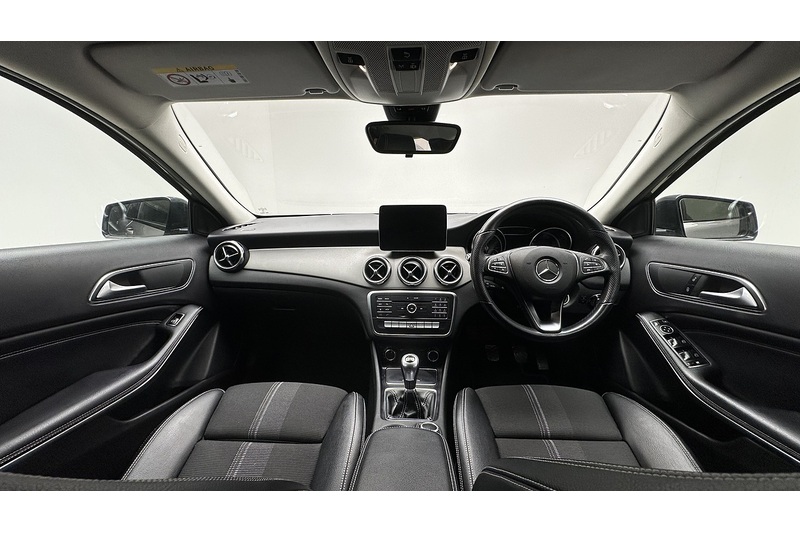 Mercedes-Benz GLA GLA180 Urban Edition - U3043