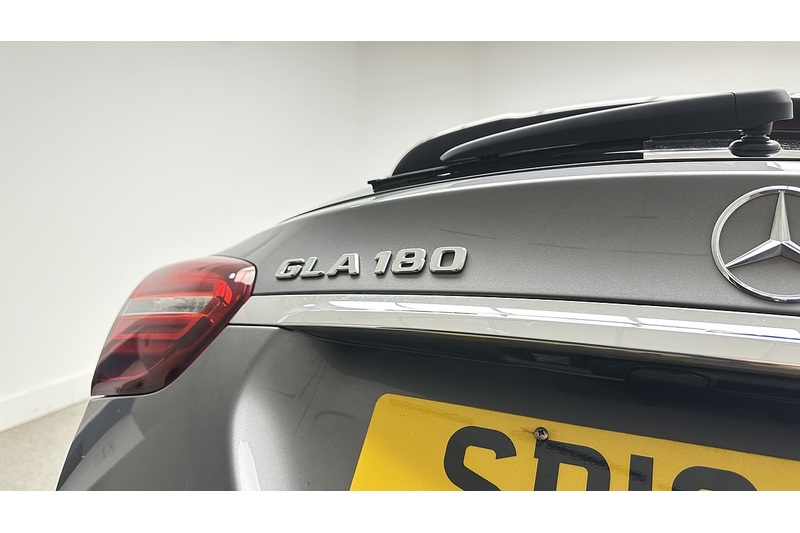 Mercedes-Benz GLA GLA180 Urban Edition - U3043