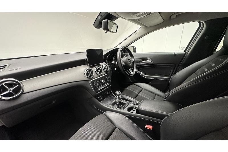 Mercedes-Benz GLA GLA180 Urban Edition - U3043