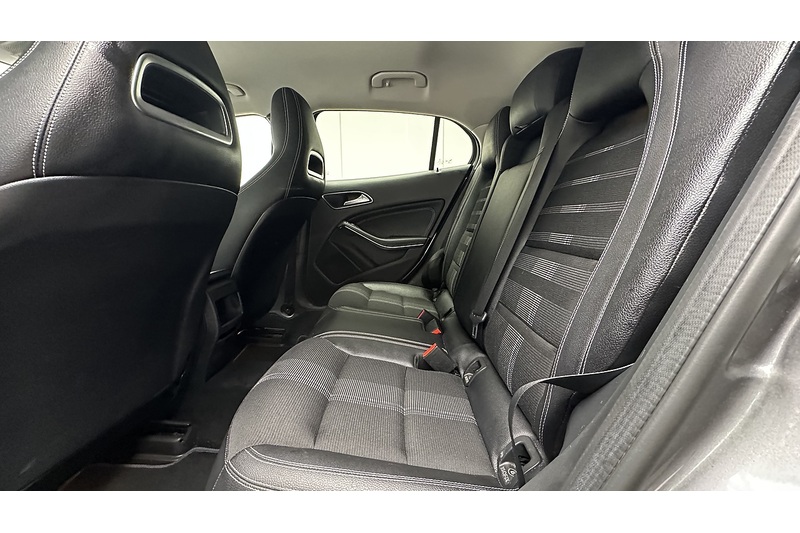 Mercedes-Benz GLA GLA180 Urban Edition - U3043