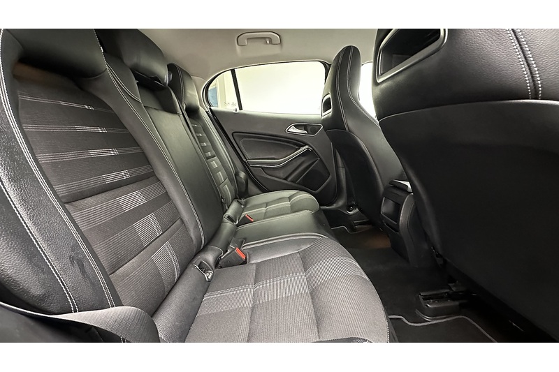 Mercedes-Benz GLA GLA180 Urban Edition - U3043