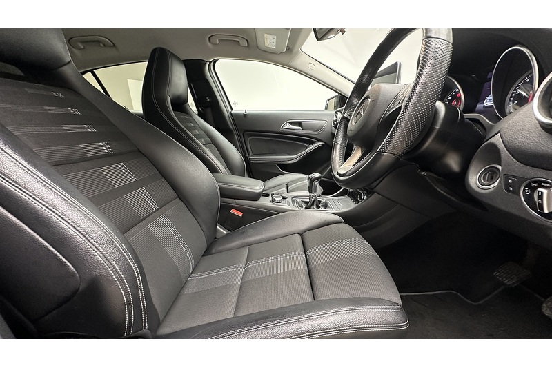 Mercedes-Benz GLA GLA180 Urban Edition - U3043