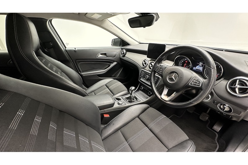 Mercedes-Benz GLA GLA180 Urban Edition - U3043