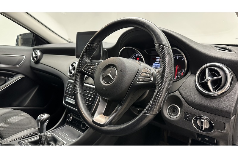 Mercedes-Benz GLA GLA180 Urban Edition - U3043