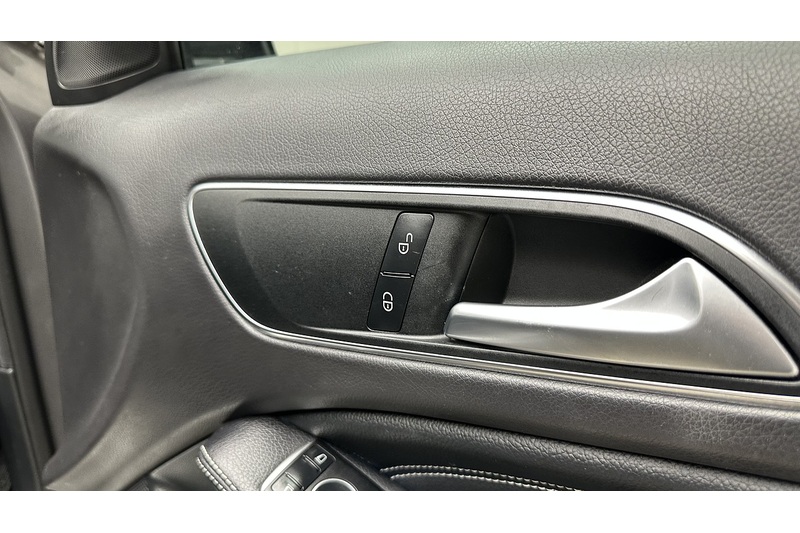 Mercedes-Benz GLA GLA180 Urban Edition - U3043