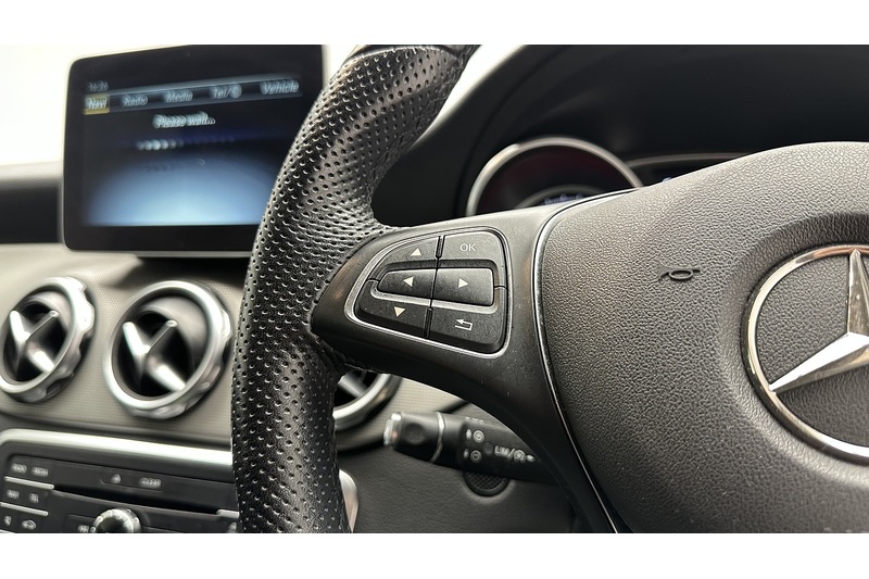 Mercedes-Benz GLA GLA180 Urban Edition - U3043