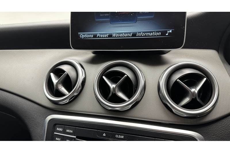 Mercedes-Benz GLA GLA180 Urban Edition - U3043