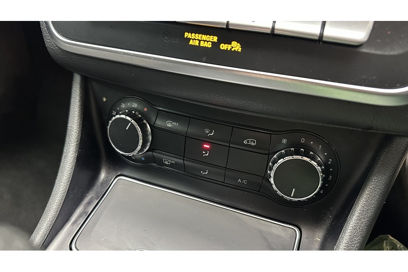 Mercedes-Benz GLA GLA180 Urban Edition - U3043