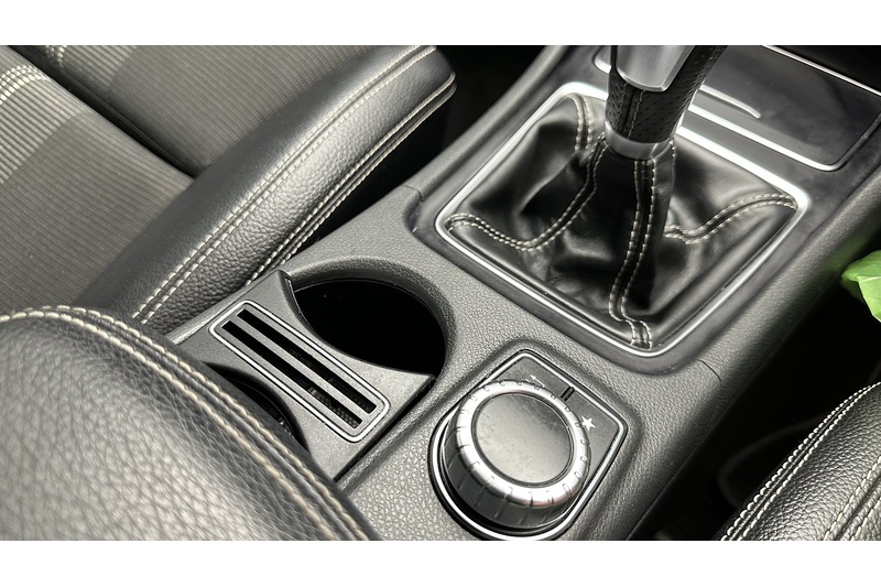 Mercedes-Benz GLA GLA180 Urban Edition - U3043