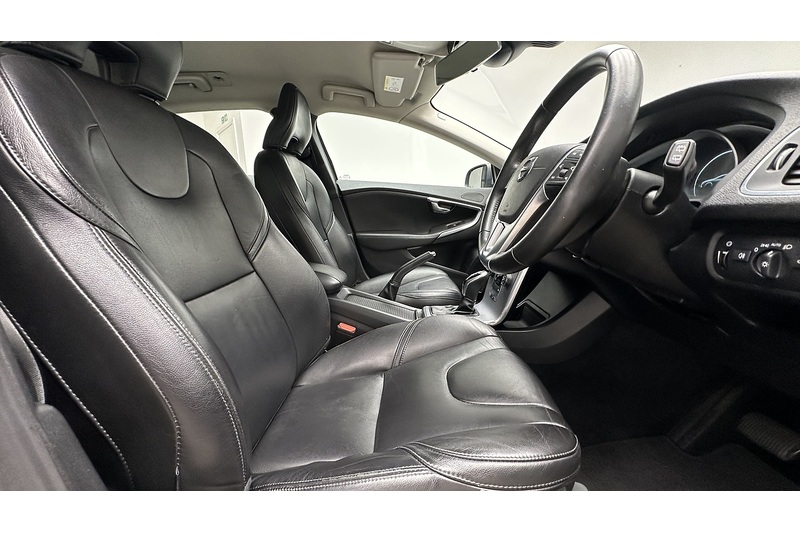 Volvo V40 T2 Inscription - U3093