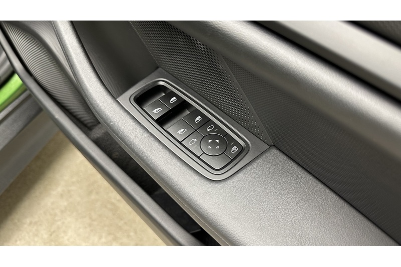 Porsche Taycan Performance Plus - U3123