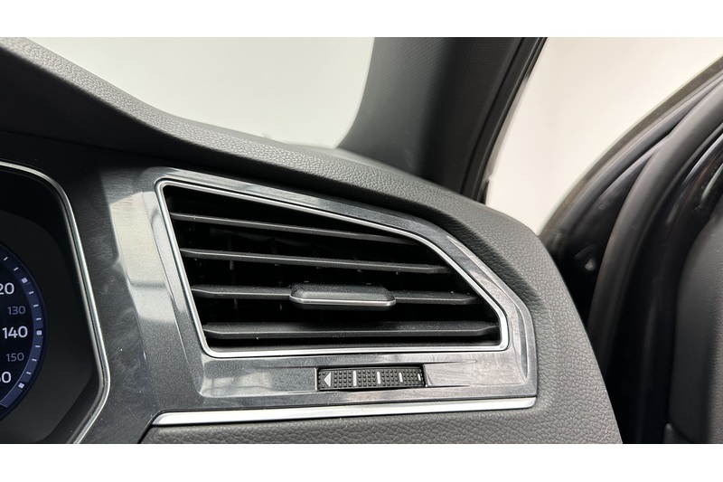 Volkswagen Tiguan TDI BlueMotion Tech R-Line - U3247