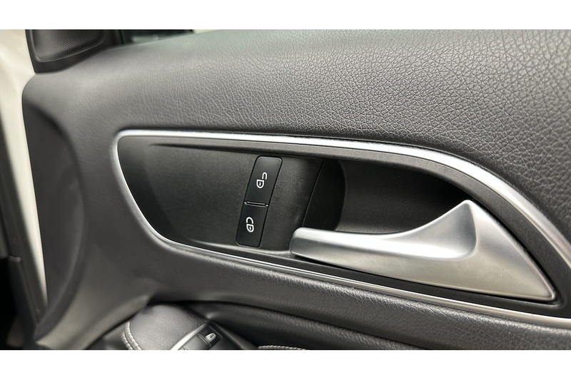 Mercedes-Benz GLA GLA180 Urban Edition - U3582