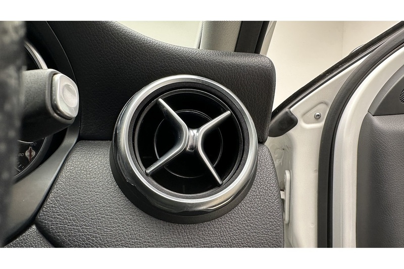 Mercedes-Benz GLA GLA180 Urban Edition - U3582