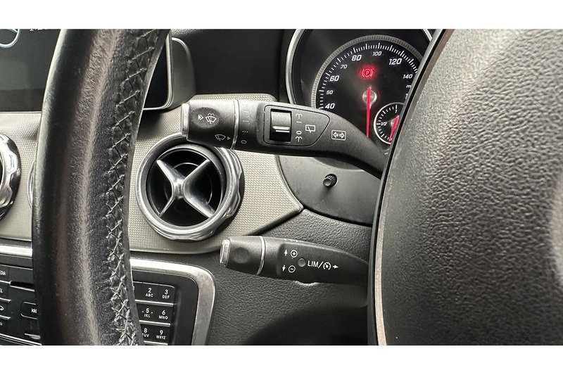Mercedes-Benz GLA GLA180 Urban Edition - U3582