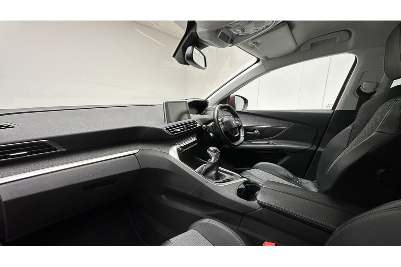 Peugeot 3008 PureTech Allure - U3720