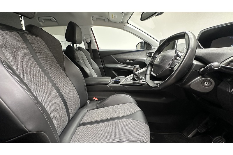 Peugeot 3008 PureTech Allure - U3720
