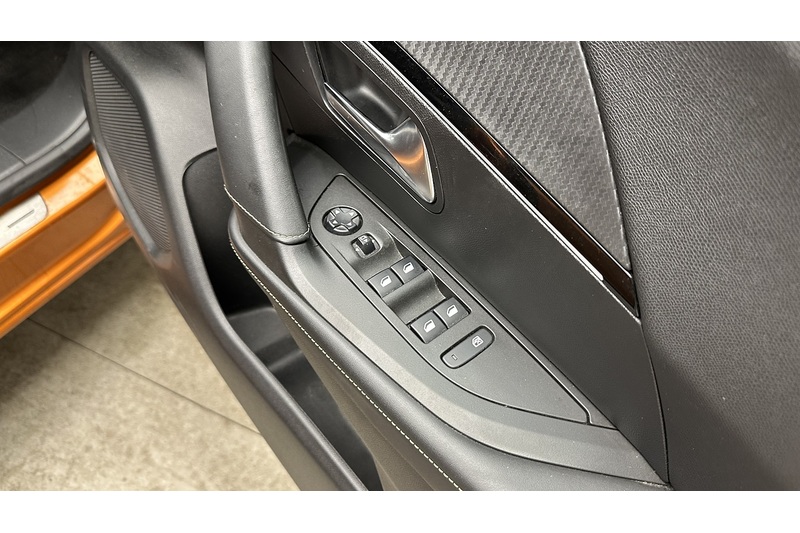 Peugeot 2008 PureTech GT Premium - U3832